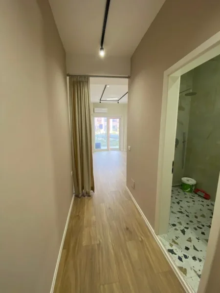 Tirane, jepet me qera ambjent biznesi Kati 0, 29 m² 300€ (Ali Demi)