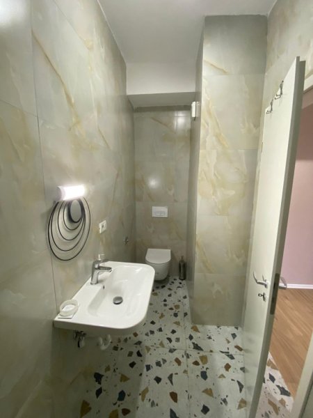 Tirane, jepet me qera ambjent biznesi Kati 0, 29 m² 300€ (Ali Demi)