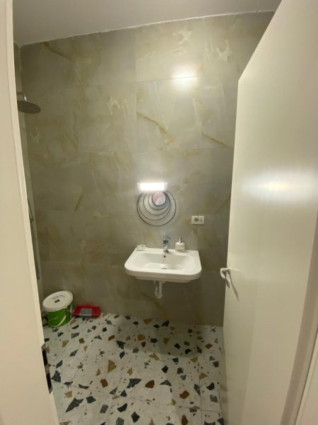 Tirane, jepet me qera ambjent biznesi Kati 0, 29 m² 300€ (Ali Demi)
