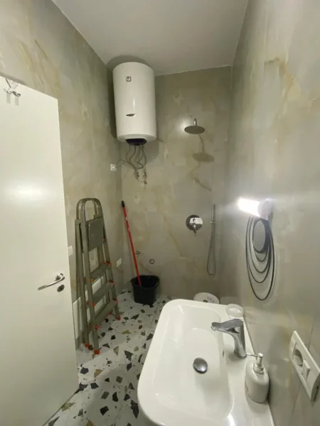 Tirane, jepet me qera ambjent biznesi Kati 0, 29 m² 300€ (Ali Demi)