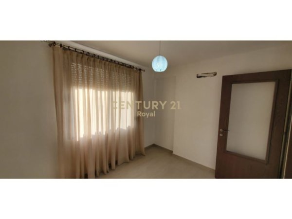 Tirane, jepet me qera apartament 3+1 Kati 3, 85 m² 500 € (shkolla e bashkuar)