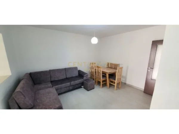 Tirane, jepet me qera apartament 3+1 Kati 3, 85 m² 500 € (shkolla e bashkuar)