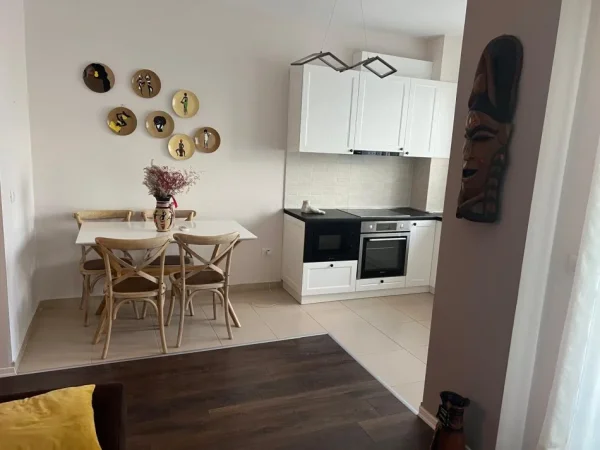 Tirane, jepet me qera apartament 2+1+Ballkon Kati 4, 100 m² 701 € (Siper Kopshtit Zoologjik)