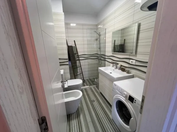 Tirane, jepet me qera apartament 2+1+Ballkon Kati 4, 100 m² 701 € (Siper Kopshtit Zoologjik)