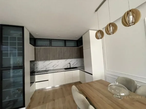 Tirane, jepet me qera apartament 2+1 Kati 7, 79 m² 650 € (astir)