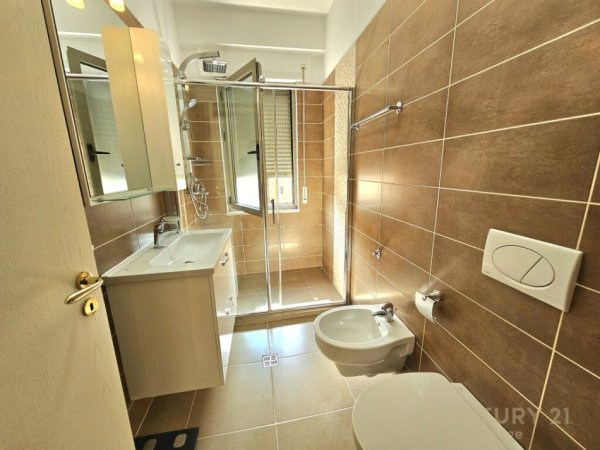 Tirane, jepet me qera apartament 2+1 Kati 5, 120 m² 1.000 € (delijorgj)