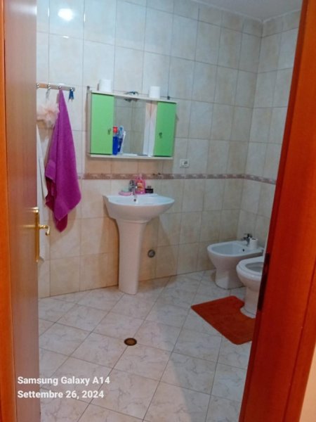 Tirane, jepet me qera 2+1 Kati 6, 90 m² 300 € (5 maj)