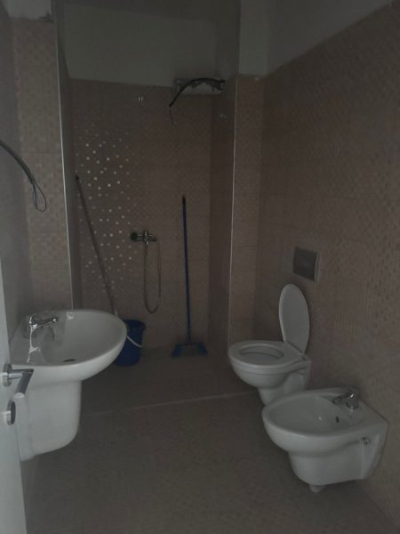 Tirane, jepet me qera apartament 1+1+Ballkon Kati 11, 70 m² 350 € (rruga Bedri Karapici)