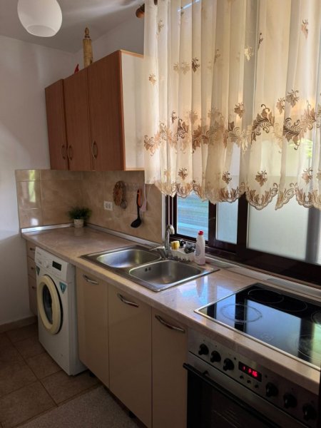 Tirane, jepet me qera apartament 1+1+Ballkon Kati 1, 45 m² 500 € (Myslym shyr , prane intersportit)