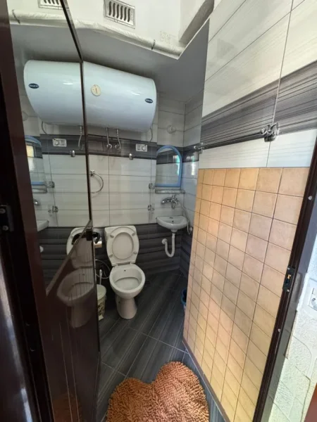 Tirane, jepet me qera apartament 1+1+Ballkon Kati 1, 45 m² 500 € (Myslym shyr , prane intersportit)