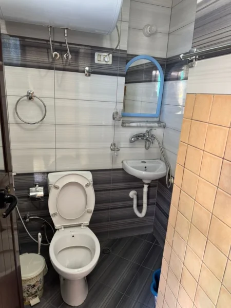 Tirane, jepet me qera apartament 1+1+Ballkon Kati 1, 45 m² 500 € (Myslym shyr , prane intersportit)