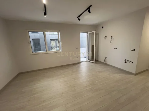 Tirane, jepet me qera apartament Kati 4, 49 m² 700 € (Rruga Elbasanit)