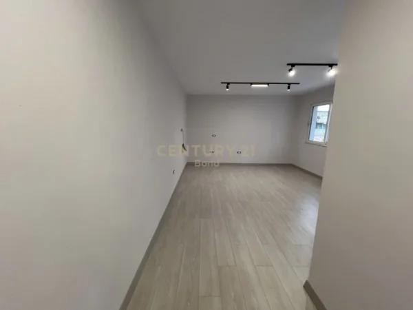 Tirane, jepet me qera apartament Kati 4, 49 m² 700 € (Rruga Elbasanit)