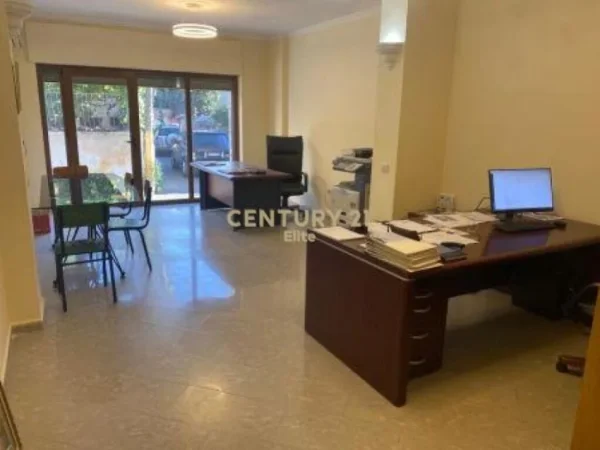 Tirane, jepet me qera zyre Kati 0, 42 m² 500 € (Prane Prokurorise Tr)