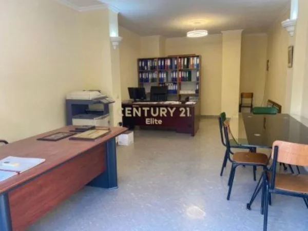 Tirane, jepet me qera zyre Kati 0, 42 m² 500 € (Prane Prokurorise Tr)