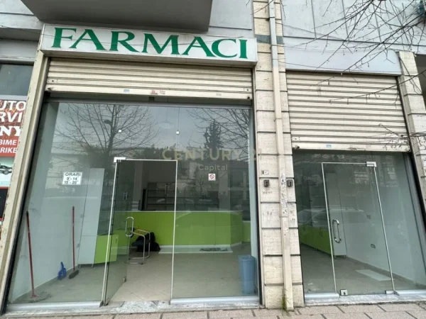 Tirane, jepet me qera dyqan Kati 0, 52 m² 400 € (Bulevardi Bajram Curri)