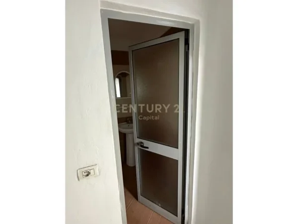 Tirane, jepet me qera dyqan Kati 0, 52 m² 400 € (Bulevardi Bajram Curri)