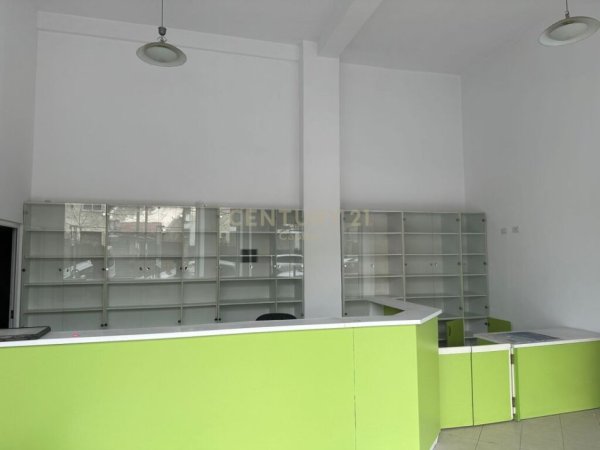 Tirane, jepet me qera dyqan Kati 0, 52 m² 400 € (Bulevardi Bajram Curri)