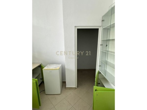Tirane, jepet me qera dyqan Kati 0, 52 m² 400 € (Bulevardi Bajram Curri)
