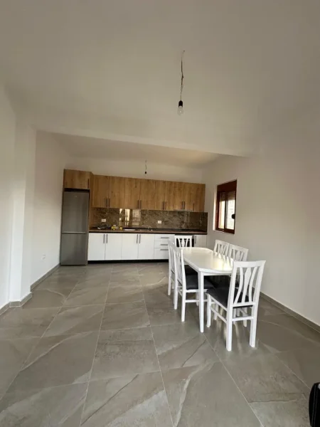 Tirane, jepet me qera Vile 3+1 Kati 3, 149 m² 600 € (Astir Rruga Kryesore)