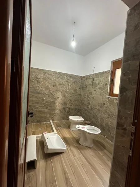Tirane, jepet me qera Vile 3+1 Kati 3, 149 m² 600 € (Astir Rruga Kryesore)
