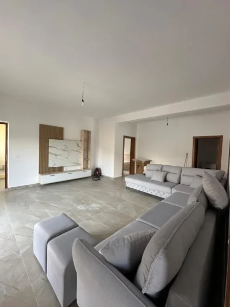 Tirane, jepet me qera Vile 3+1 Kati 3, 149 m² 600 € (Astir Rruga Kryesore)