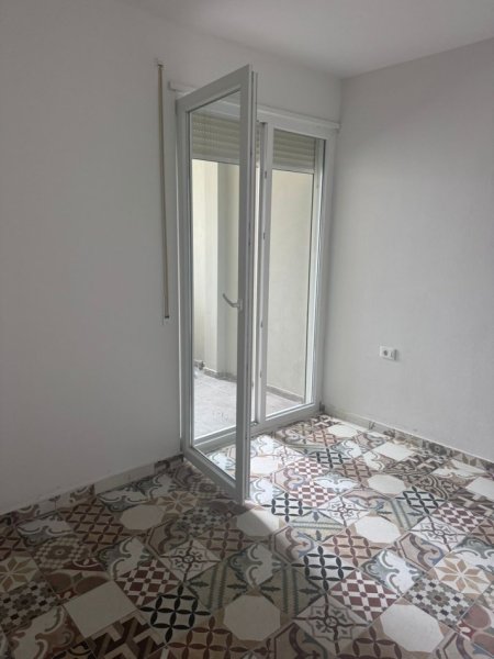 Tirane, jepet me qera apartament 1+1+Ballkon Kati 11, 60 m² 350 € (Yzberisht perballe Spitalit Amerikan 3.)
