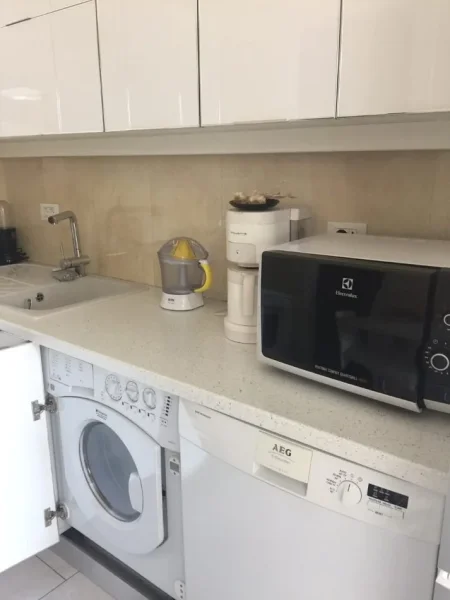 Tirane, jepet me qera apartament 1+1+Ballkon Kati 7, 68 m² 650 € (Rr. E Bogdaneve)
