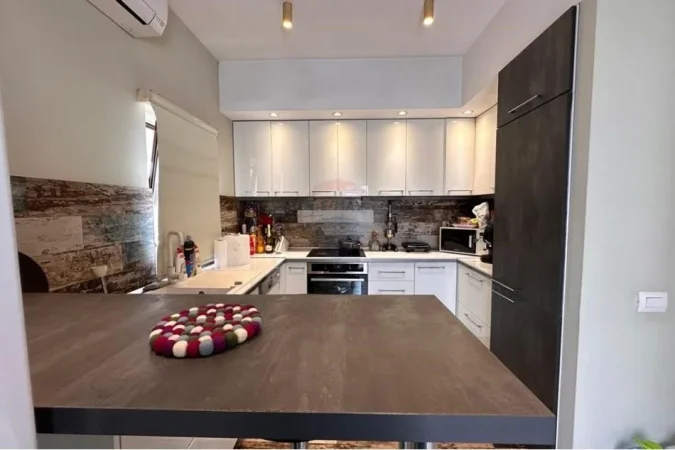 Tirane, jepet me qera apartament 3+1 Kati 4, 180 m² 750 € (Apartament 3+1+2 tualete+2 ballkone te Brryli)