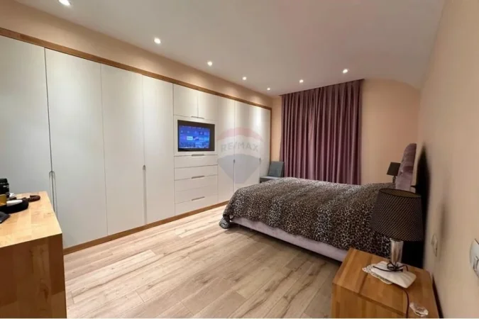 Tirane, jepet me qera apartament 3+1 Kati 4, 180 m² 750 € (Apartament 3+1+2 tualete+2 ballkone te Brryli)