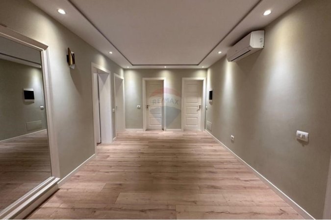 Tirane, jepet me qera apartament 3+1 Kati 4, 180 m² 750 € (Apartament 3+1+2 tualete+2 ballkone te Brryli)