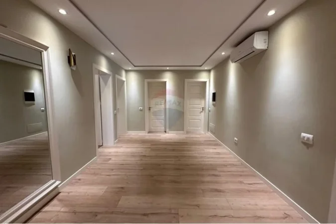 Tirane, jepet me qera apartament 3+1 Kati 4, 180 m² 750 € (Apartament 3+1+2 tualete+2 ballkone te Brryli)