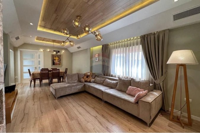 Tirane, jepet me qera apartament 3+1 Kati 4, 180 m² 750 € (Apartament 3+1+2 tualete+2 ballkone te Brryli)