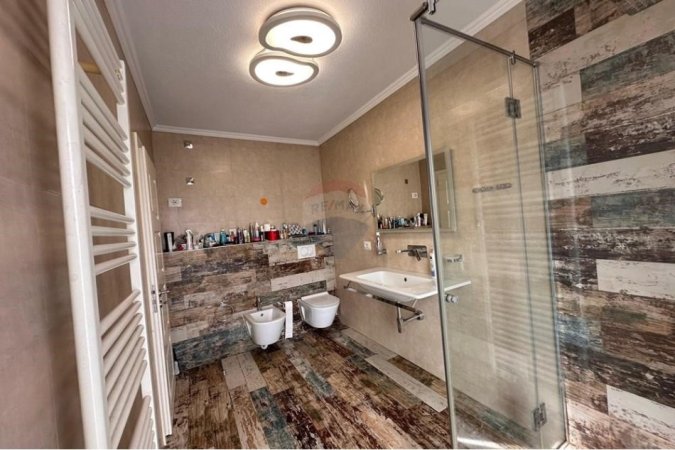 Tirane, jepet me qera apartament 3+1 Kati 4, 180 m² 750 € (Apartament 3+1+2 tualete+2 ballkone te Brryli)