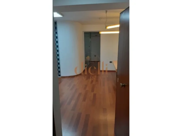 Tirane, jepet me qera zyre Kati 2, 156 m² 2.000 € (Bllok)