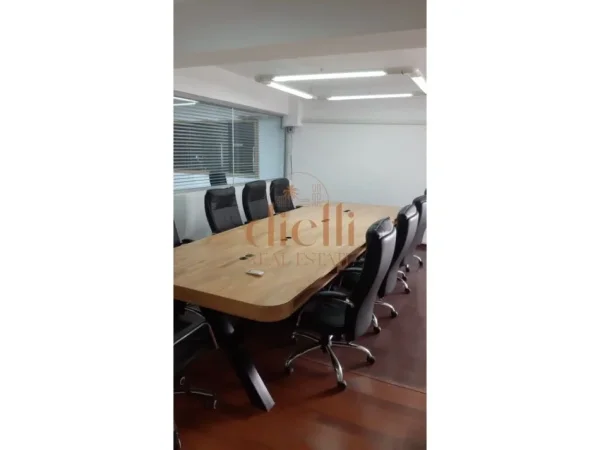 Tirane, jepet me qera zyre Kati 2, 156 m² 2.000 € (Bllok)