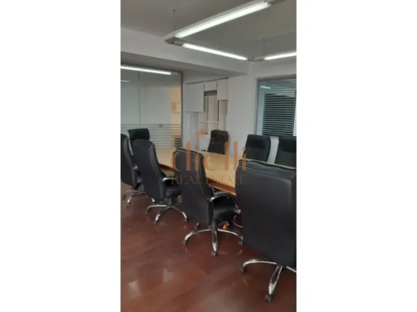 Tirane, jepet me qera zyre Kati 2, 156 m² 2.000 € (Bllok)