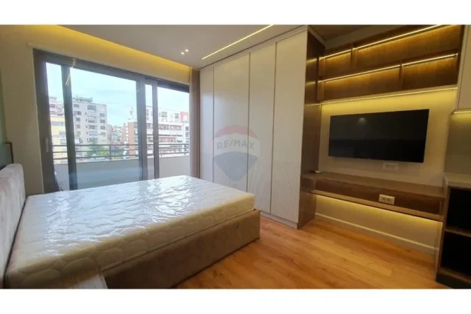 Tirane, jepet me qera 1+1 Kati 4, 75 m² 500 € (Studio apartament per qira te Pazari i Ri!)