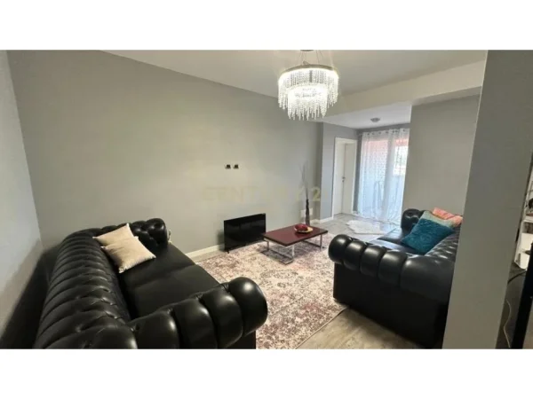 Tirane, jepet me qera apartament 2+1+Ballkon Kati 3, 190 m² 600 € (vilat gjerma ne)