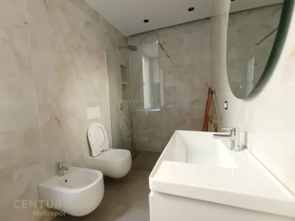 Tirane, jepet me qera apartament 3+1+Ballkon Kati 9, 115 m² 1.000 € (qender)
