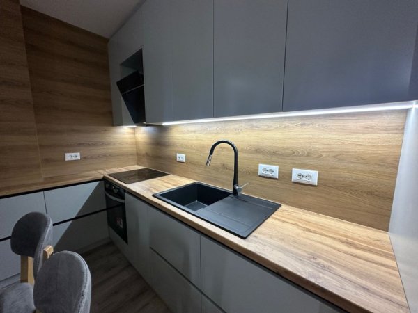 Tirane, jepet me qera apartament 1+1+Ballkon Kati 2, 71 m² 700 € (pazari i ri)