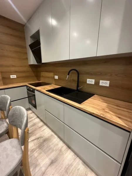 Tirane, jepet me qera apartament 1+1+Ballkon Kati 2, 71 m² 700 € (pazari i ri)