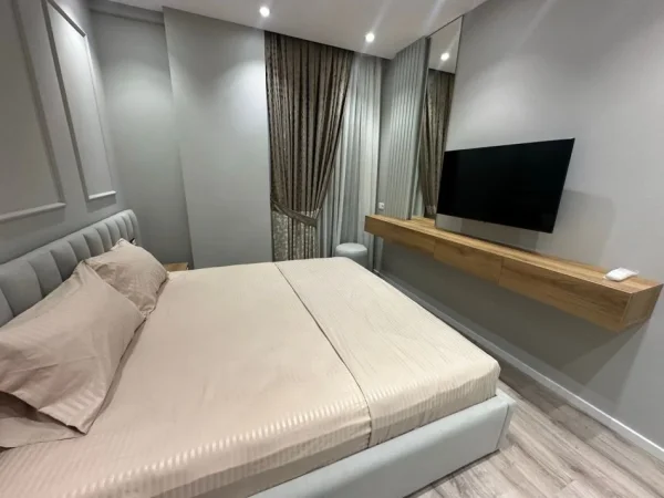 Tirane, jepet me qera apartament 1+1+Ballkon Kati 2, 71 m² 700 € (pazari i ri)