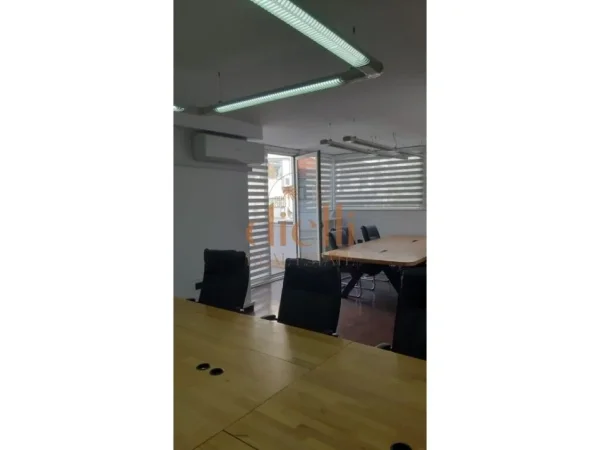 Tirane, jepet me qera zyre Kati 2, 156 m² 2.000 € (Bllok)