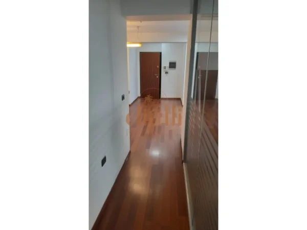Tirane, jepet me qera zyre Kati 2, 156 m² 2.000 € (Bllok)