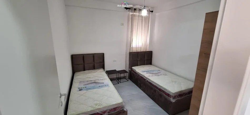 Tirane, jepet me qera apartament 2+1 Kati 1, 80 m² 390 € (fresku)