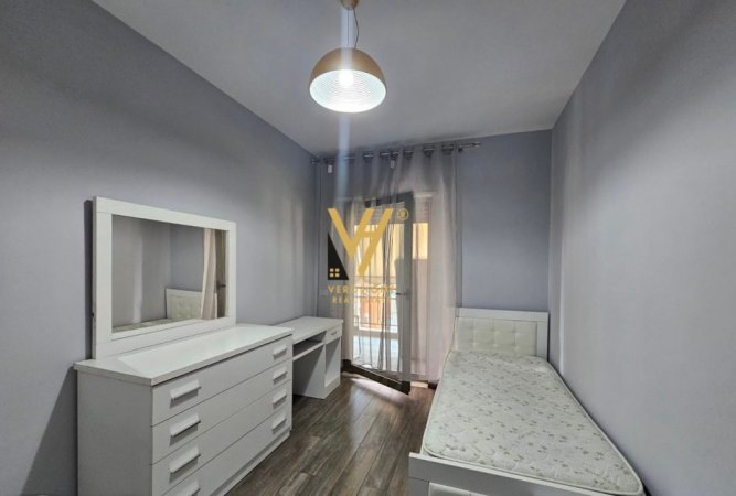 Tirane, jepet me qera apartament 3+1+Ballkon Kati 7, 130 m² 1.000 € (RRUGA E KAVAJES)