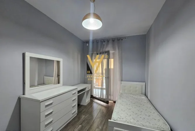 Tirane, jepet me qera apartament 3+1+Ballkon Kati 7, 130 m² 1.000 € (RRUGA E KAVAJES)