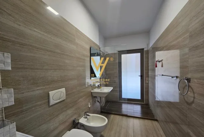 Tirane, jepet me qera apartament 3+1+Ballkon Kati 7, 130 m² 1.000 € (RRUGA E KAVAJES)