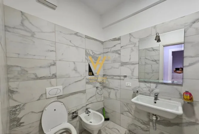 Tirane, jepet me qera apartament 3+1+Ballkon Kati 7, 130 m² 1.000 € (RRUGA E KAVAJES)